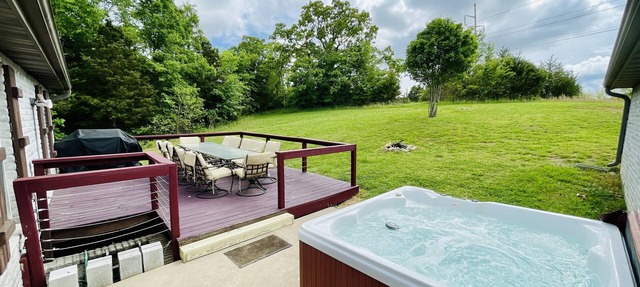 BEAUTIFUL VERY SPACIOUS home in heart of Branson - Hot Tub, Game Room,Large Yard in Branson
