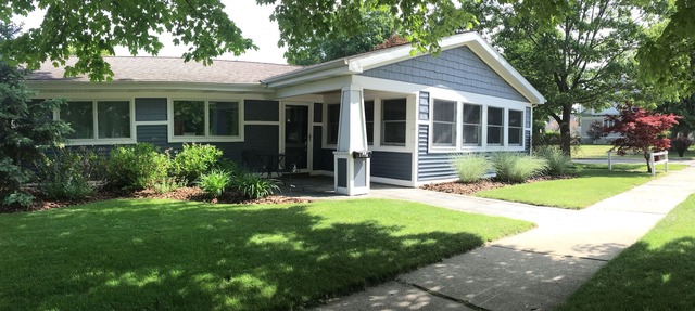 Best Coast Cottage - Just a block and a half to the beach! in South Haven