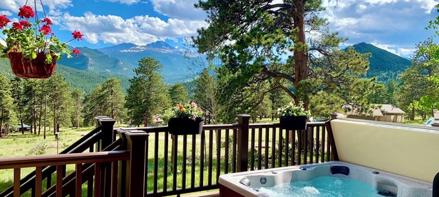 Best Views-Coaster Passes-Next to RMNP-Pool-Hot Tub-Fireplace-King Bed-A/C-BBQ in Estes Park