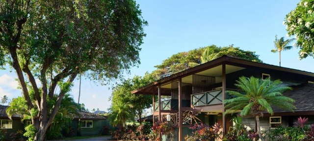 Bungalow with Garden View + Kitchen + Pool Access in Lahaina