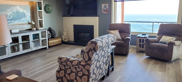 "By The Sea" Oceanfront Updated Rainbow Rock Condo, Spectacular Views, 1st Floor in Brookings