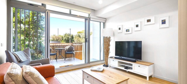 Canal Place - 5 minute walk to Elwood Beach and Cafes in Elwood