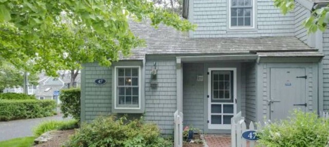 Cape Cod Cottage steps from Private Beach in Mashpee