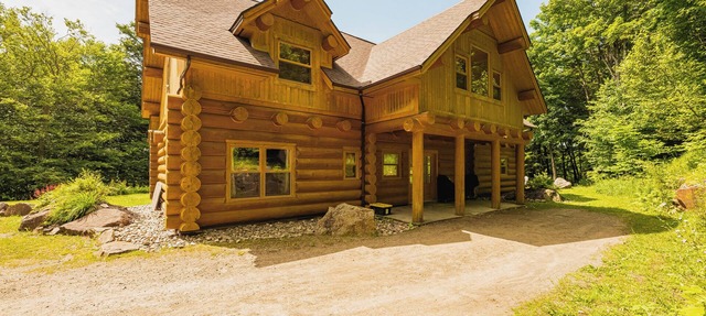 ChaletsOais Luxury lakefront 5 bedroom log home with private hot tub in Mille-Isles