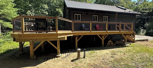 Charcoal Tree House: Cozy Cottage, Luxe Deck, Stargazing, Theatre, Forest Views in Gravenhurst