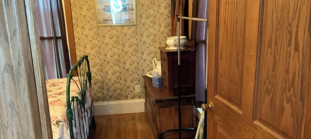 Charming 1-bedroom bed & breakfast. Close to everything, away from it all. in Comstock