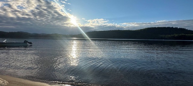 Charming 2-bedroom plus house in Adirondack with Lake frontage , dock , AC, WiFi in Adirondack