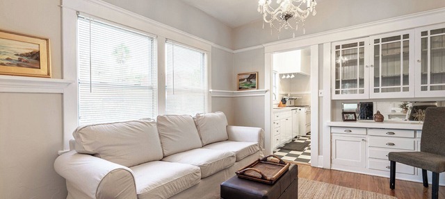 Charming apartment with WiFi and AC, two blocks to the beach in Long Beach