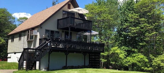 Charming Cottage on a hill by Camelback and Kalahari in Long Pond