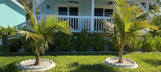 Charming New Blue Studio on water with dock, WiFi & AC in fun time Freeport in Freeport