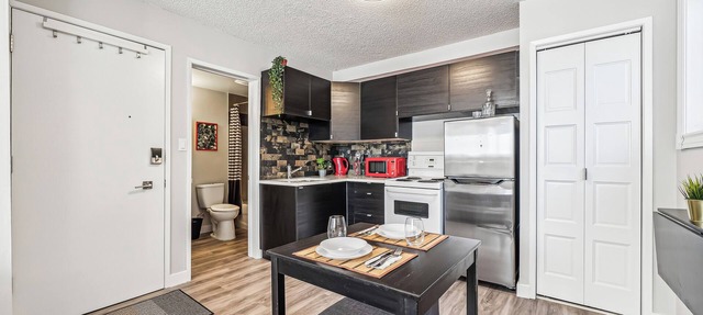 Chic Inner-City Studio - Your Cozy Calgary Escape! in Calgary