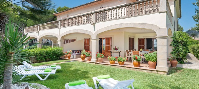 CHILLLIFE - Great seafront chalet with private garden and direct access to the beach. Free in Alcúdia