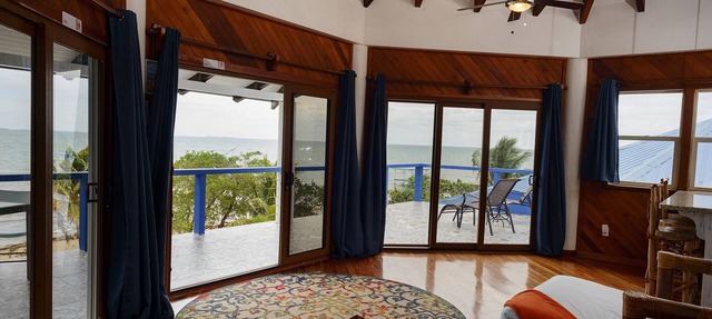 Closer to paradise and heaven in this look-out apartment - seen on HGTV! in Placencia