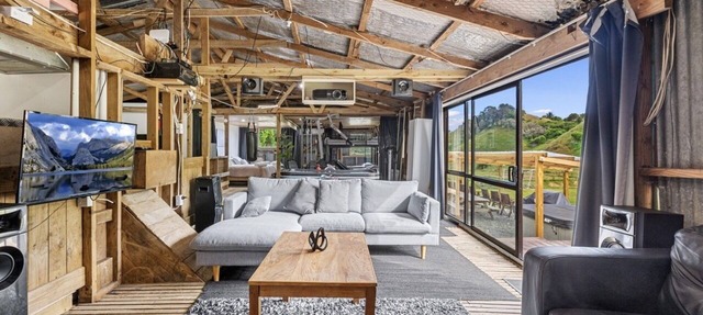 Converted Woolshed where the quirks are as abundant as the laughs! in Pukehina