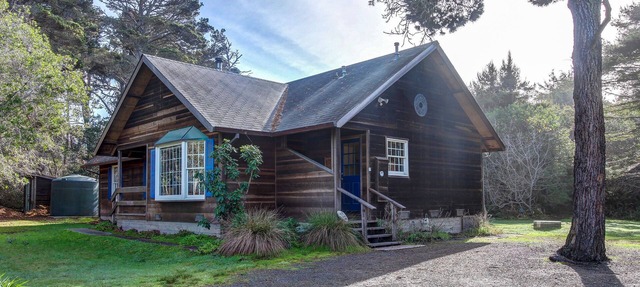 Cottage with deck & electric fireplace- walk to the ocean, beach, & bluffs in Fort Bragg
