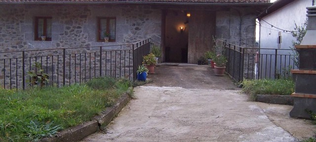 Country House 'Casa Rural Barbonea' with Mountain View, Private Garden and Wi-Fi in Lekunberri