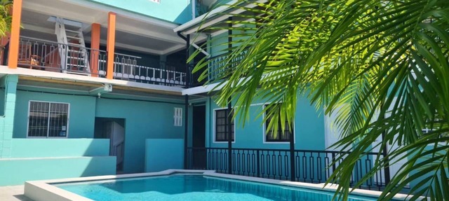 Cozy 1-bedroom apartment with WiFi, Pool near the Airport & Store Bay Beach in Crown Point