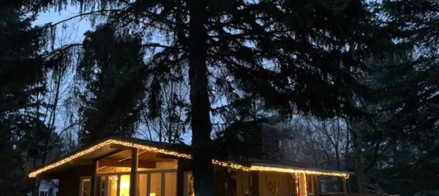 Cozy chalet w/heated pool, hot tub, sauna 3 min dr. to the Blue Mountain village in The Blue Mountains