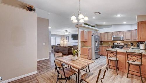 Cozy Getaway with King Bed, BBQ & Spacious Backyard in Henderson