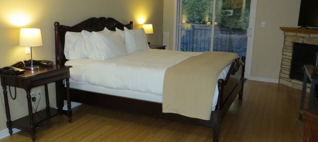 Cozy loft for two with king bed and even a kitchenette . Rest, romance or work in Piedmont