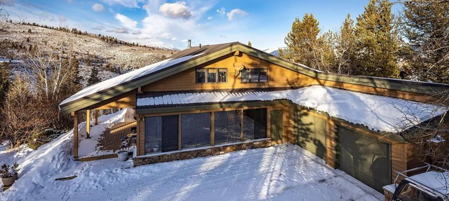 Cozy mountain retreat, views of Grand Teton, 30 minutes to JHMR and downtown. in Jackson