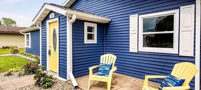 Cozy New Buffalo cottage with hot tub & fire pit. Short walk to downtown! in New Buffalo