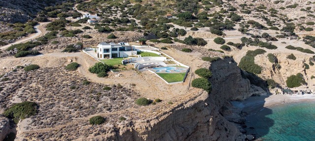 Cretan Beachfront Villa Atalandia With Heated Pool, Gym, Bbq & Office in Goúdhouros