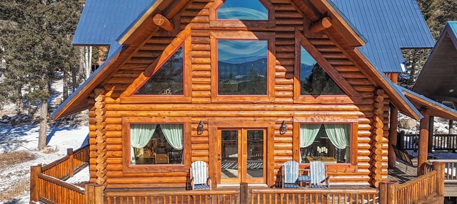 Custom high-end 3 bedroom log cabin sleeps 12. Located on the ski hill! in Angel Fire