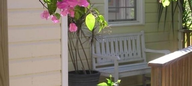 Cute Cozy Cottage with private entrance and ocean views in prime neighborhood in St. John