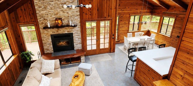Dacha-Dog friendly 3BR 2BA sunny sanctuary among the redwood trees in Fort Bragg in Fort Bragg