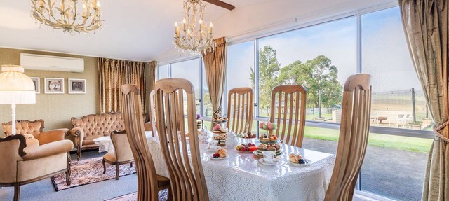Dei Gratia High Tea House, 11A Loch Goyle Dr, Woodville - a quirky retreat with linen, aircon and Wi-Fi in Woodville