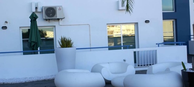 Deluxe apartment in Albufeira old town, 200m walk to beach, pool & parking in Albufeira