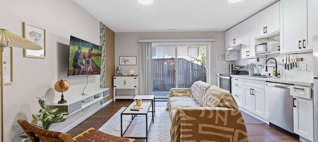 Designer Daylight Basement, Near Edmonds Downtown in Edmonds