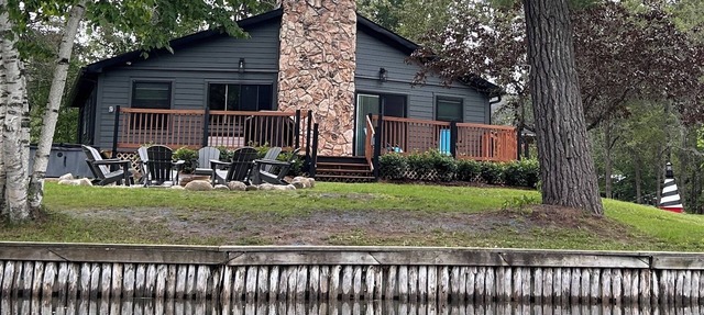 Devils Elbow Cottage on Crooked River with HOT TUB! Ski and Golf nearby! in Alanson