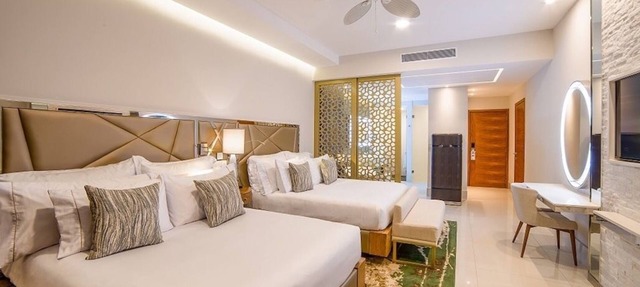 Elegant 667 sq ft suite with ocean views, balcony, and luxury comforts. Los Cabo in Cabo San Lucas