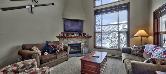 Exceptional multi level 3 bedroom + den townhouse, close to Morrisey lift in Sun Peaks