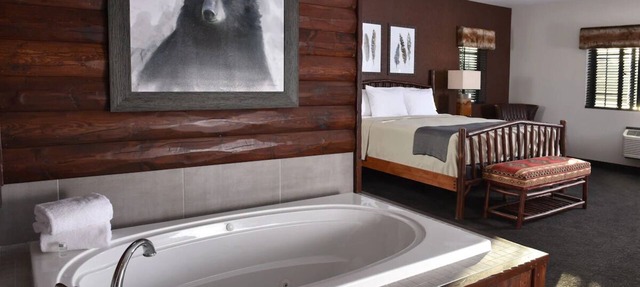 Expanded King with Whirlpool, Next to Missouri River, Stoney Creek KC in Independence