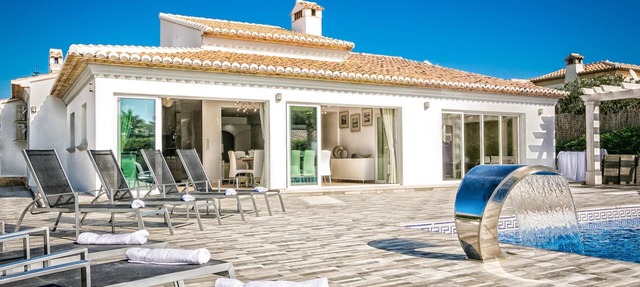 Experience Unrivalled Luxury: Private 6-Bed Villa Escape with Hot Tub, Bar, WiFi in Costa Nova