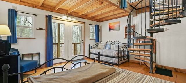 Fairytale SQUIRREL'S NEST cabin at Mulberry Gap in Ellijay! in Ellijay