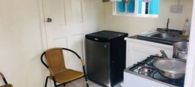 Family styled Apartments/Guest House - 5 minutes walk from the beach. in Clifton