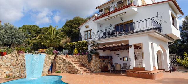 Fantastic pool, garden and great views. Free wifi, a/c in San Cipriano de Vallalta