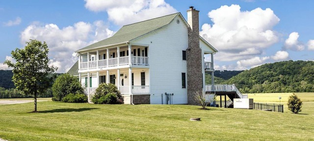 FARMHOUSE RETREAT : w/Pool, Hot Tub & Unique Farm Experiences in Eureka