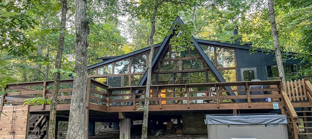 FLAT, Lakefront chalet; Hottub, Playground, Firepit, Wifi, and more! in Wright City