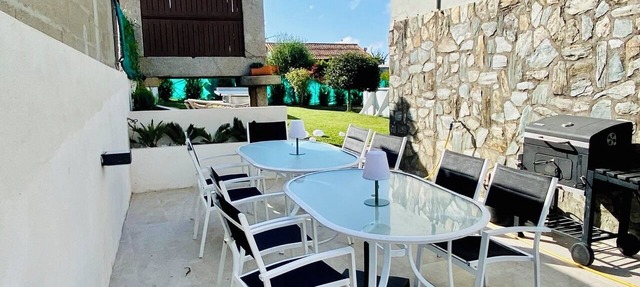 FOGAR DE AROUSA 3 minutes from the beaches, garden, barbecue, swimming pools, playground, children's playground. in vilanova de Arousa