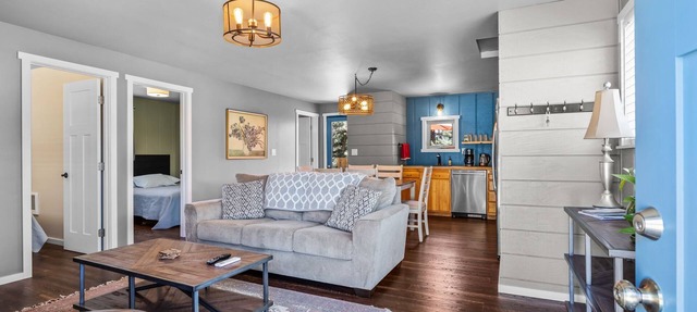 Full kitchen, Private Deck, Fire pit, off street parking, Quiet neighborhood, AC in Bend