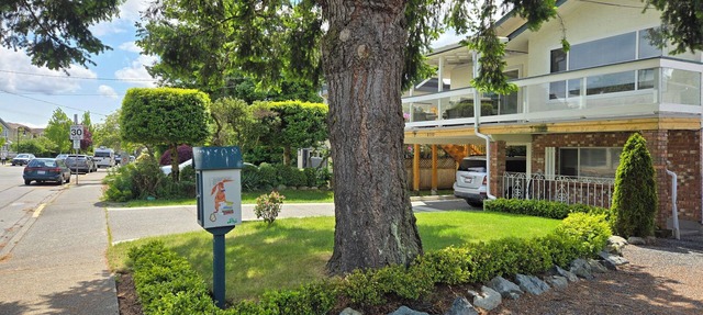 Furnished 1900sf 3bedr house in downtown Sidney one block from Ocean and shops in Sidney