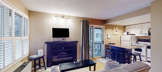 Ground Level Studio with Pool, Hot Tub, Tennis! in The Blue Mountains