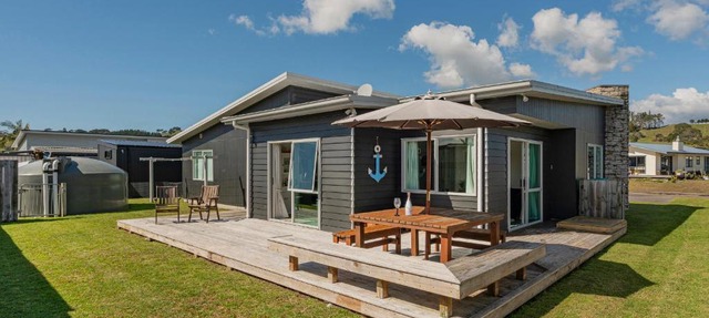 Hawk Hill Getaway - Cooks Beach Holiday Home in Cooks Beach