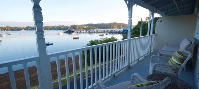Historic Beachfront Haven – Restful, Charming, Unbeatable Views (Flat 5) in Opua