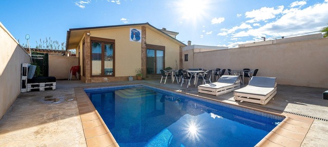 Holiday Home "Faro" with Pool, Garden & Wi-Fi in Camarles